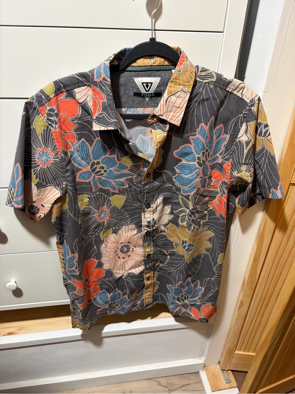 Vissla Men's Medium Black Floral Short-Sleeve Button-Up Shirt